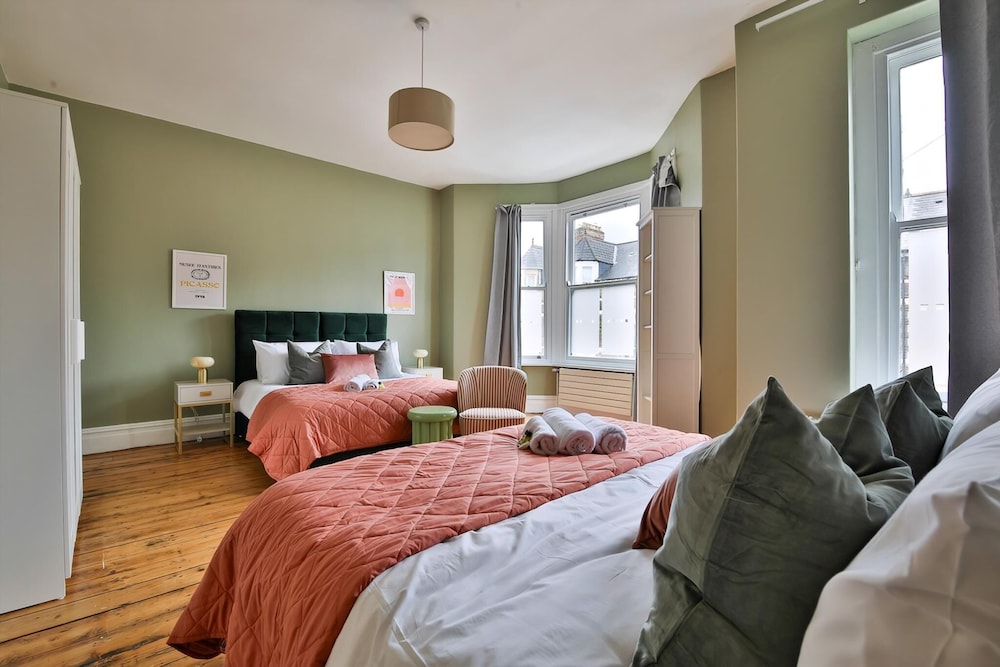 4 Bed House with Pool Table & Parking