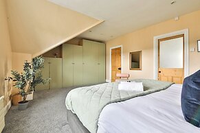 4 Bed House with Pool Table & Parking