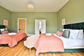 4 Bed House with Pool Table & Parking