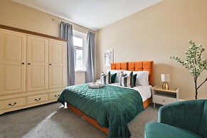 4 Bed House with Pool Table & Parking
