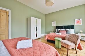 4 Bed House with Pool Table & Parking