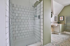 4 Bed House with Pool Table & Parking