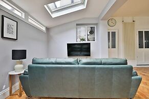 4 Bed House with Pool Table & Parking