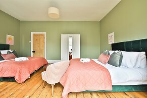 4 Bed House with Pool Table & Parking