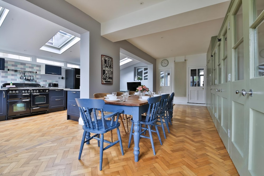 4 Bed House with Pool Table & Parking