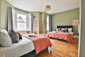 4 Bed House with Pool Table & Parking