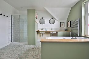 4 Bed House with Pool Table & Parking