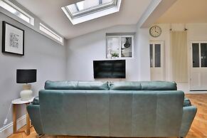 4 Bed House with Pool Table & Parking