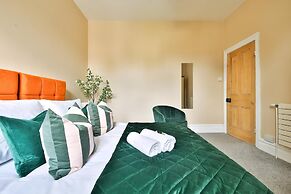 4 Bed House with Pool Table & Parking