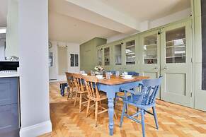 4 Bed House with Pool Table & Parking