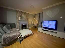 Welsh Retreat With Stunning Views, Sleeps Upto 4