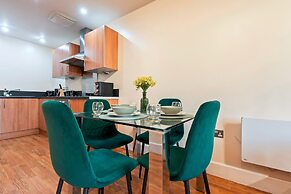 1 Bed Apartment Sleeps 5 - Balcony - Wifi & Tv