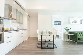 Beautiful Luxurious Modern Suite