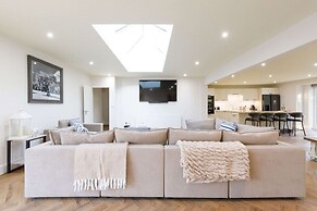 Beautiful 4-bed Close to South Downs Goodwood