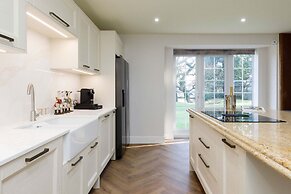 Beautiful 4-bed Close to South Downs Goodwood
