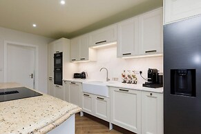 Beautiful 4-bed Close to South Downs Goodwood
