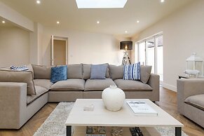 Beautiful 4-bed Close to South Downs Goodwood
