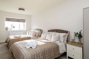 Beautiful 4-bed Close to South Downs Goodwood