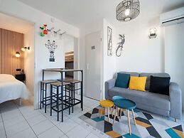 Beachside Apartment With Pool
