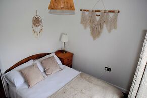 The Hideaway - Spacious 3 Bedroom Apartment