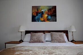 The Hideaway - Spacious 3 Bedroom Apartment