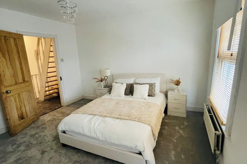 House - Sleeps 6 - Garden - Parking