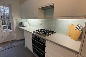 House - Sleeps 6 - Garden - Parking