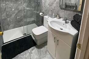 House - Sleeps 6 - Garden - Parking