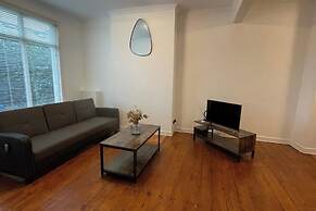 House - Sleeps 6 - Garden - Parking