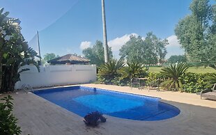 Luxury Villa - Pet Friendly & Free Parking