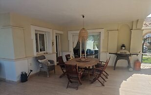 Luxury Villa - Pet Friendly & Free Parking