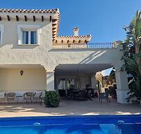 Luxury Villa - Pet Friendly & Free Parking