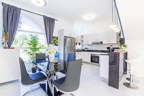 New Stylish 3BR Villa With Private Pool Terrace