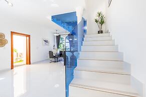 New Stylish 3BR Villa With Private Pool Terrace