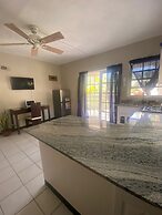 Bay Heights Escape- Courtyard Studios