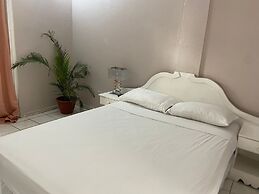 Bay Heights Escape- Courtyard Studios
