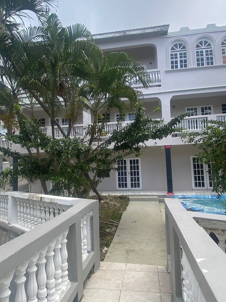 Bay Heights Escape- Courtyard Studios