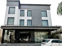 Elinor Hotel