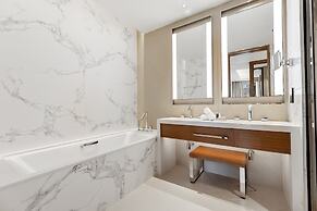 Luxury Apt w Spectacular Burj Khalifa Views