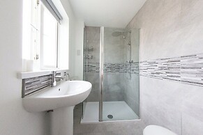 5 Bed Detached House - Sleeps 14