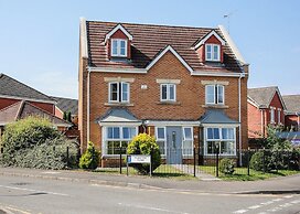 5 Bed Detached House - Sleeps 14