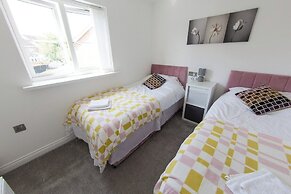 5 Bed Detached House - Sleeps 14