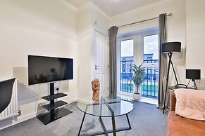 2 Bed Flat with Parking Near Waterfront