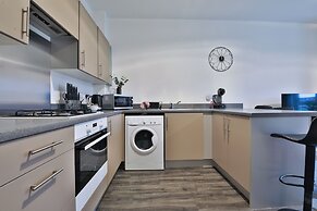 2 Bed Flat with Parking Near Waterfront