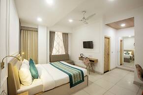 Hotel Emerald Suites & Banquet