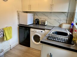 Cosy Contractors Retreat in Batley - Sleeps 3