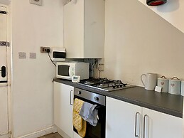 Cosy Contractors Retreat in Batley - Sleeps 3