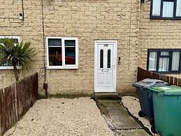 Cosy Contractors Retreat in Batley - Sleeps 3