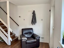 Cosy Contractors Retreat in Batley - Sleeps 3