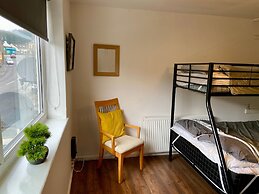 Cosy Contractors Retreat in Batley - Sleeps 3